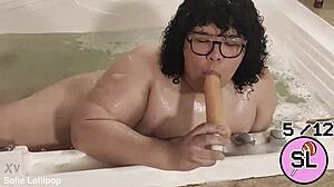 trans novinha brincando na hidromassagem