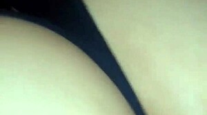 espiando a la zorra de mi hermanastra me descubre y la muy puta me pide que la folle en cuatro