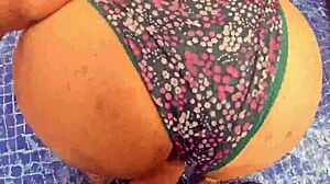 Milf Culona Follada en el Agua Le Gusta Mas la Verga Que la Comida 😈