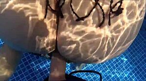 Milf Culona Follada en el Agua Le Gusta Mas la Verga Que la Comida 😈