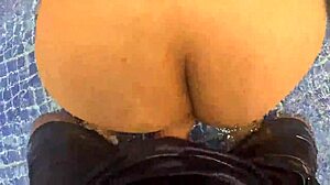 Milf Culona Follada en el Agua Le Gusta Mas la Verga Que la Comida 😈