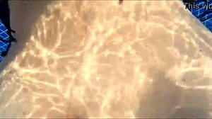 Milf Culona Follada en el Agua Le Gusta Mas la Verga Que la Comida 😈