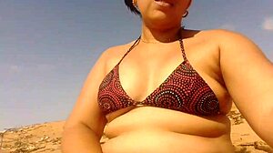 Latina morena de culo grande esta muy cachonda y termina masturbandose en la playa arena y sol