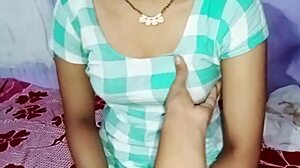 स्टॉकिंग्स में क्यूट इंडियन भाभी अपनी बहन के सामने हार्डकोर चुदाई पाती है क्लियर हिंदी ऑडियो के साथ