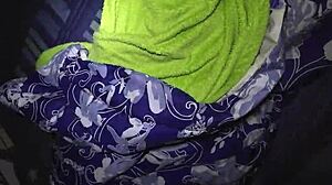 encuentro a la mama de mi mejor amigo en la habitacion y me aprovecho que esta caliente!!