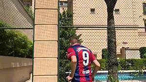 advogada asiática trabalhando com seu novo estagiário em um encontro ao ar livre