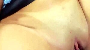 advogada asiática trabalhando com seu novo estagiário em um encontro ao ar livre