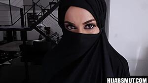 मुस्लिम बीवी हसबैंड से धोखा देती है अमेरिकन गाय से डीपथ्रोट ब्लोजॉब में