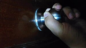 encuentro a la mama de mi mejor amigo en la habitacion y me aprovecho que esta caliente!!