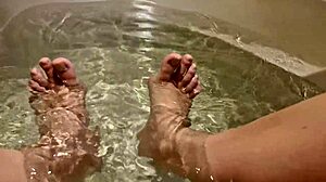 Banheira da pepe softcore solo amateurs in the bathtub