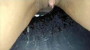 Chupei com gosto um pau preto no gloryhole e ainda dei meu cu pra ele parte 2