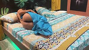 madrastra culona despierta con una verga en el coño y sigue descansando cubierta de semen