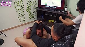 mi esposo distraido no me folla asi que traigo a un amigo para coger a su lado