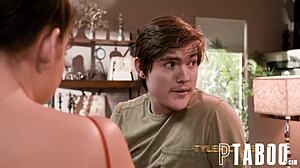 डी विलियम्स सौतेले बेटे टायलर और लिलिथ को एनल थ्रीसम सिखाती