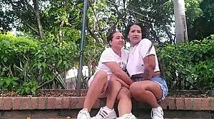 hoy par de cachondas lesbianas quisieron ser mas atrevidas y fueron a masturbarse los co�os en parque publico