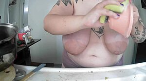 Doing the dishes with my boobies out, wanna join?