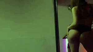 doctora muestra todo bailando en el tubo