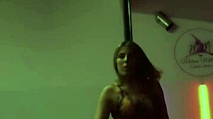 doctora muestra todo bailando en el tubo