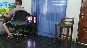 Invito a jugar a mi compradre y termina follandondo a mi esposa se corre a chorros squirt