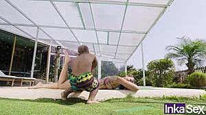 mi hermanastra colombiana juega y me excita por ser un enano