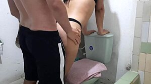 me folle en el baño a la esposa de mi mejor amigo por tan solo 7 dolares