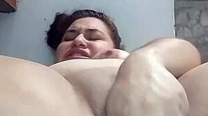 Perra zorra se masturba y expulsa gran chorro!