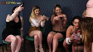 फेमडॉम मिल्फ्स ने छोटे लंड हिलाए CFNM ग्रुप में