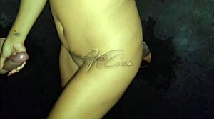 adoro brincar no gloryhole com dois paus e gozar na festa de swingers com marido assistindo