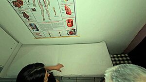 Ginecologista dedilha o cu e fode paciente