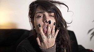 Morena delicia goza espirrando e molha tudo - dread hot