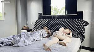 acordei o marido da minha amiga pra ele me fuder so que ela estava roncando do lado foi muito gostoso aquela sensa��o de perigo ainda levei muita porra em minha boca 😈