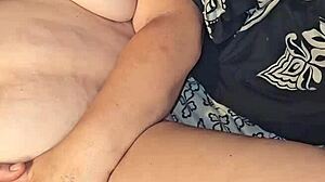 Bester her pussy with dildo and she cums hard!