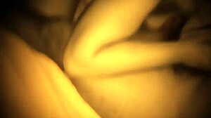 Mi amante le encanta mi verga lo disfruta mientras su esposo trabaja