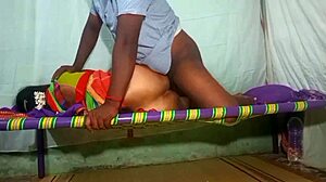 तमिल आंटी साड़ी में झुकी हुई फ्रेंड के साथ होममेड डॉगी। लंबे बाल हिलते हैं एमेच्योर एक्शन में।