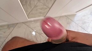 APRI LE GAMBE E INIZIA A TOCCARTELA SBORRATA DOPO UNA LUNGA SEGA PER LA MOGLIE DEL MIO MIGLIORE AMICO - CAZZO ENORME E TANTO SPERMA PER LA TROIA