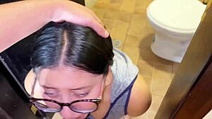 Pequeña sirvienta latina sabe como complacer a su jefe, wow!