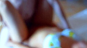 madrastra linda y el compañero de deportes de su hermanastra en su departamento