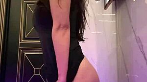 In the club, should I fuck my pussy?