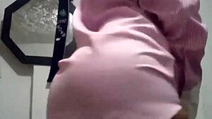 esposa negra baila para amante en webcam en cama matrimonial