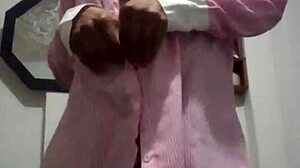 esposa negra baila para amante en webcam en cama matrimonial