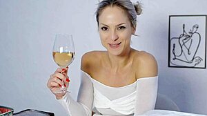 miss daisy diamond shows how to do harley quinn makeup for halloween