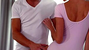 बैलरिना डांसर एरियन को बैर पर चूत पीटते हुए फ्लेक्स