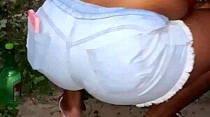 Vizinha da bunda grande limpando o quintal