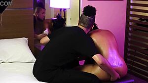 ele pegou minha mulher e fez ela gozar na minha frente deixou a buceta dela pingando de tesão