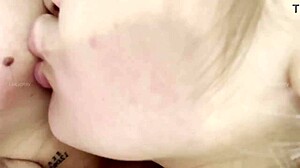 लेस्बियन लड़कियों के साथ मीठी चीजें खेल रही हैं 😘