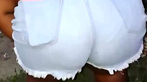 Vizinha da bunda grande limpando o quintal