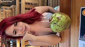 encontrei essa gostosa e chamei ela pra ir no banheiro comigo ela e muito safada