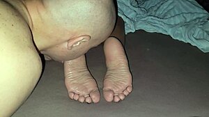 He licked the soles of his stepmother and cum on them, what a taboo fetish!