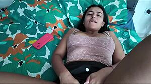 Latina inexperta pruebra polla por primera vez