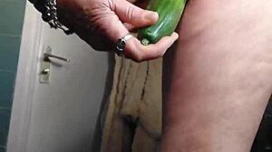 Oma Neukt Kut Met Komkommer!